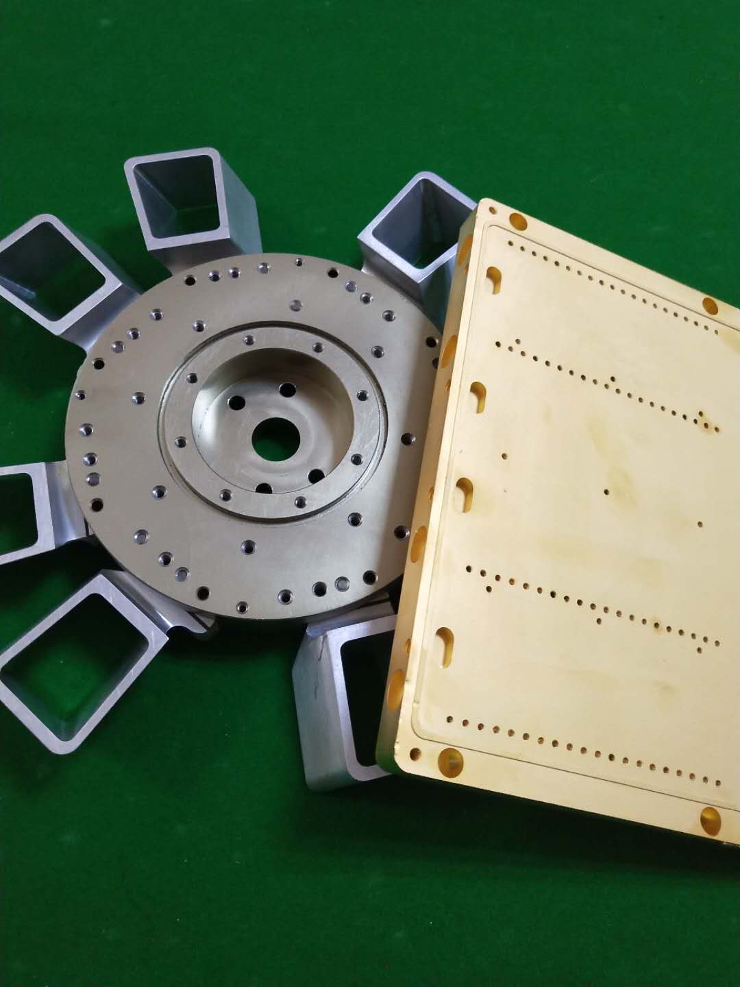 �������